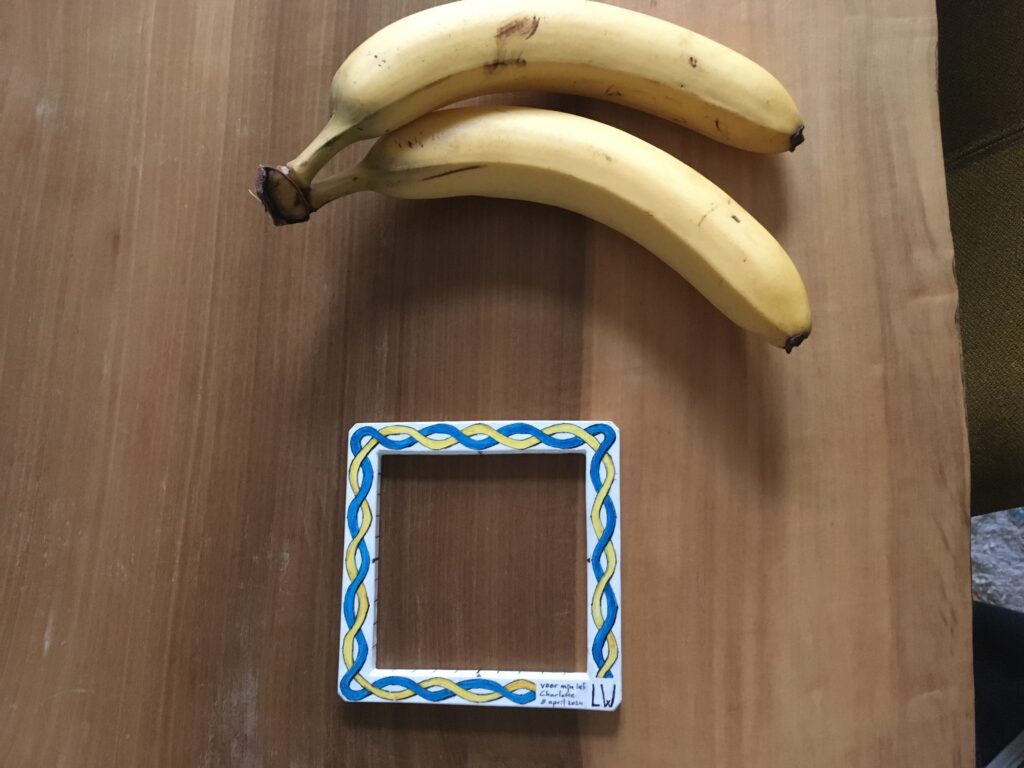 Stekenteller, multiplex, met banaan voor de schaal.